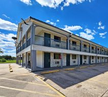 Scottish Inns & Suites Exterior