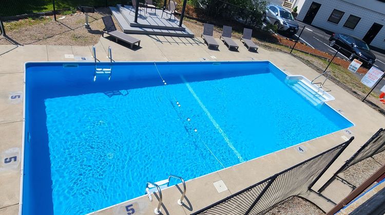 Red Roof Inn & Suites Newport Middletown Pool