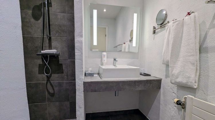 Bechs Hotel Room