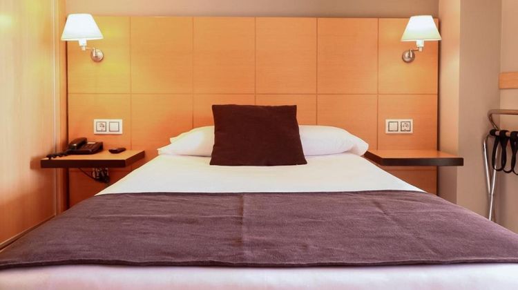 La City Hotel Room