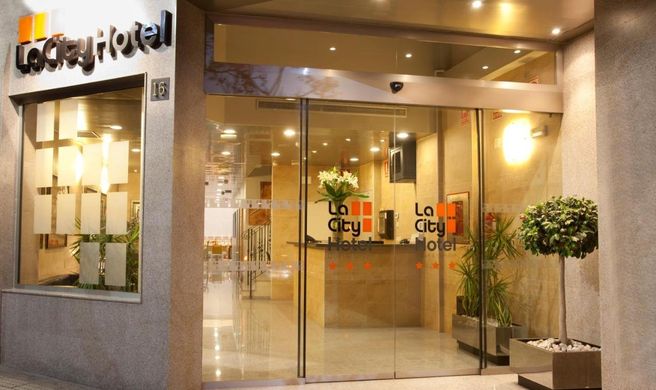 La City Hotel Exterior