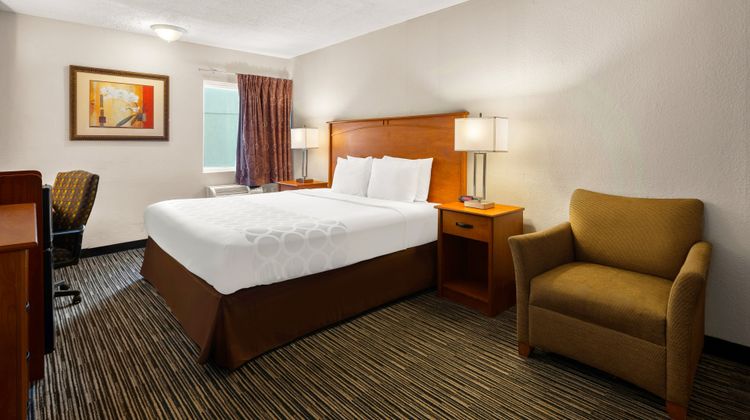 Magnuson Hotel Detroit Airport Room