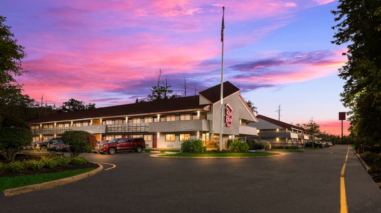 Red Roof Inn Salem Exterior