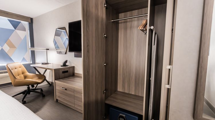 Holiday Inn Express Toronto-North York Room
