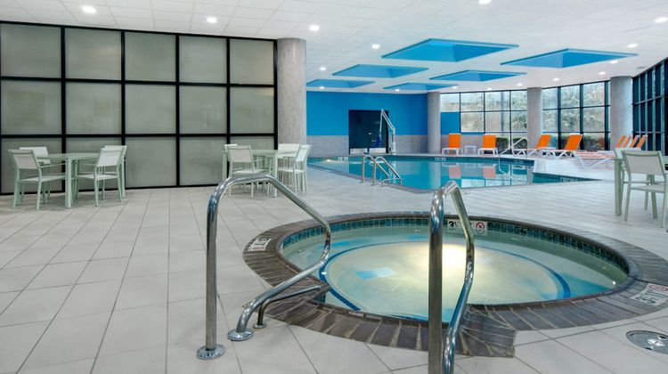 Crowne Plaza Hotel Auburn Hills Pool