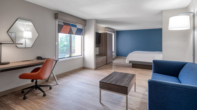 Holiday Inn Express Hotel & Suites Suite