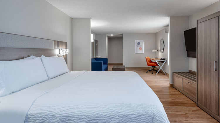 Holiday Inn Express Hotel & Suites Suite