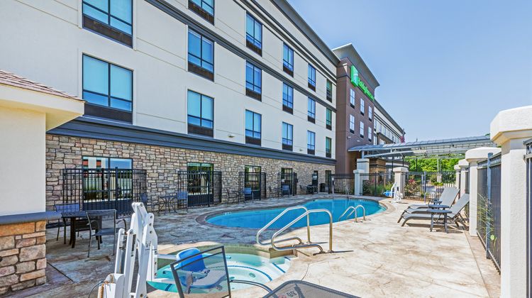Holiday Inn & Suites - University Pool