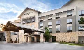 Courtyard New Braunfels River Village