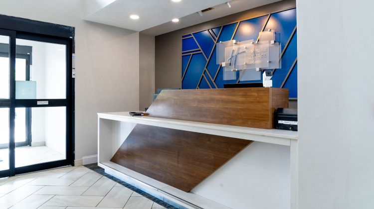 Holiday Inn Express Exterior