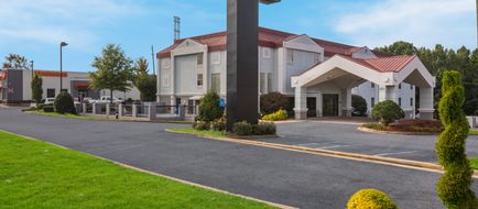 Red Roof Inn & Suites Newnan Exterior