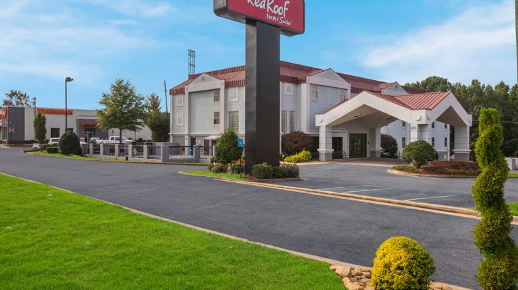 Red Roof Inn & Suites Newnan Exterior