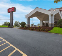 Red Roof Inn & Suites Newnan Exterior