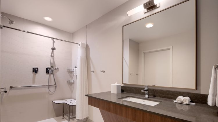 Fairfield Inn & Suites Cleveland Room