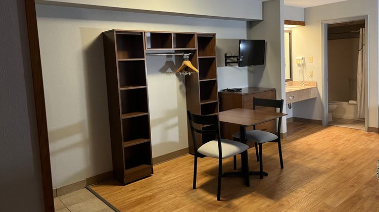 HomeTowne Studios Amarillo West Room