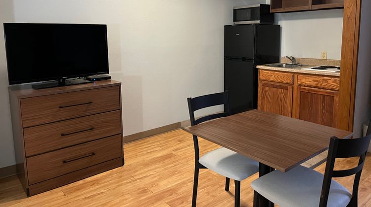 HomeTowne Studios Amarillo West Room