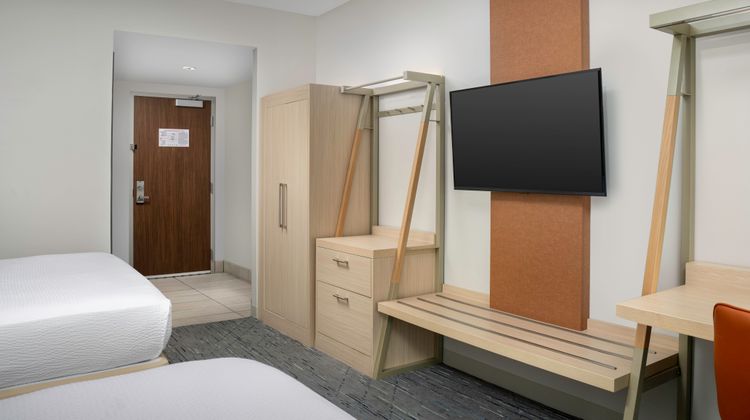 Holiday Inn Express & Suites North Shore Room