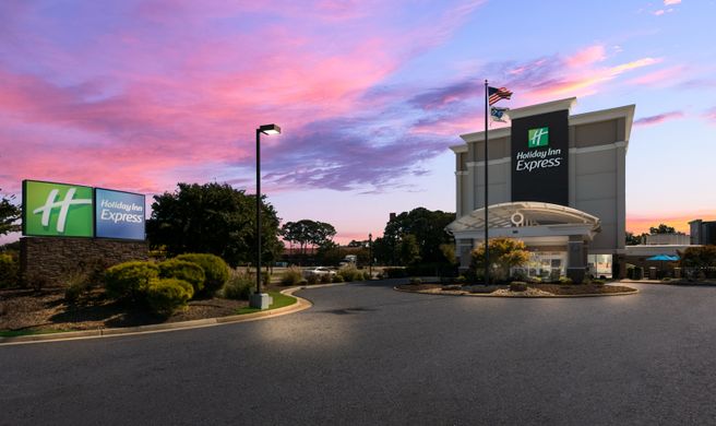 Holiday Inn Express Coliseum Central Exterior