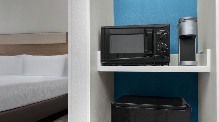Holiday Inn Express & Suites Greensboro Room