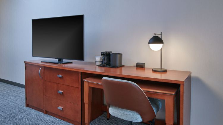 Courtyard by Marriott Detroit Livonia Suite