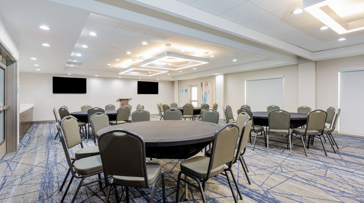 Holiday Inn Express & Suites Tampa Meeting