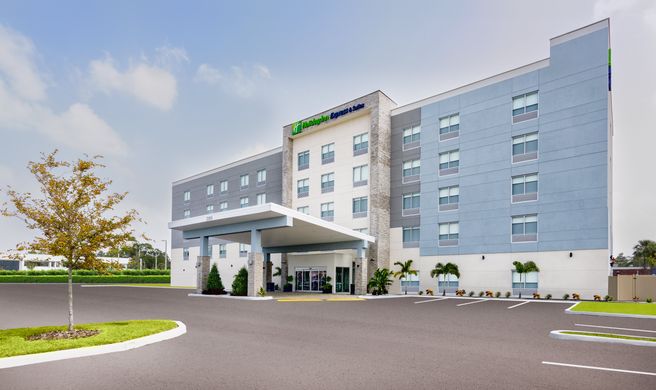 Holiday Inn Express & Suites Tampa Exterior