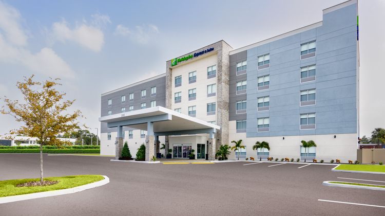 Holiday Inn Express & Suites Tampa Exterior
