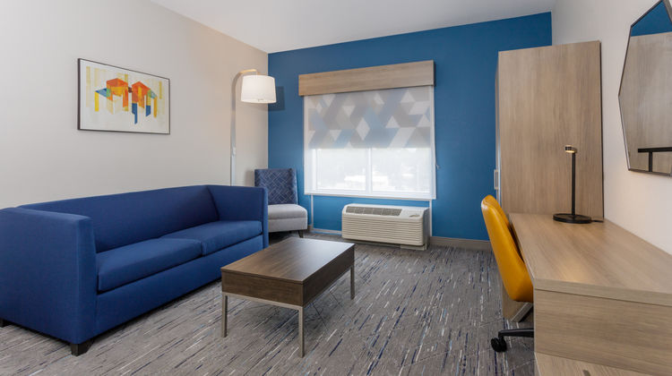 Holiday Inn Express & Suites Tampa Suite