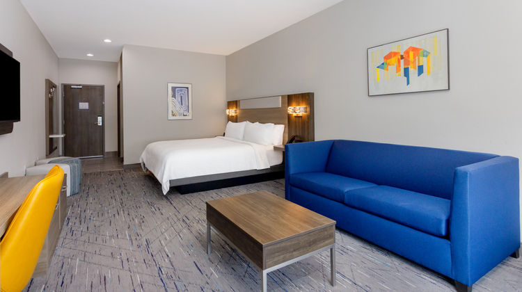 Holiday Inn Express & Suites Tampa Suite