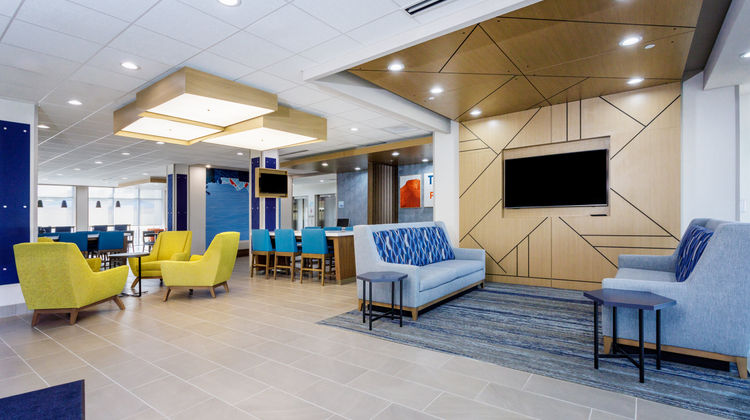 Holiday Inn Express & Suites Tampa Exterior