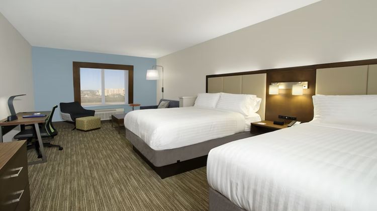 Holiday Inn Express/Suites Columbus N Room