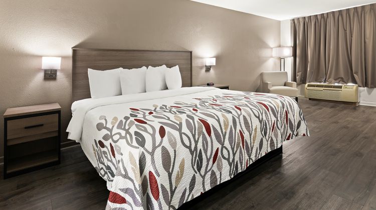 Red Roof Inn & Suites Monroe, NC Room