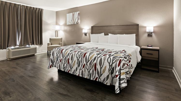 Red Roof Inn & Suites Monroe, NC Room