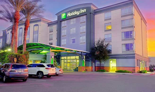 Holiday Inn & Suites Phoenix Airport Exterior