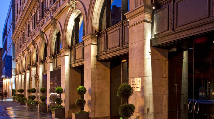 Paramount Hotel Exterior