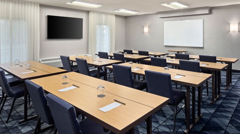 <b>Courtyard Chicago Waukegan/Gurnee Meeting</b>. Images powered by <a href="https://www.leonardoworldwide.com/" title="Leonardo Worldwide" target="_blank">Leonardo</a>.