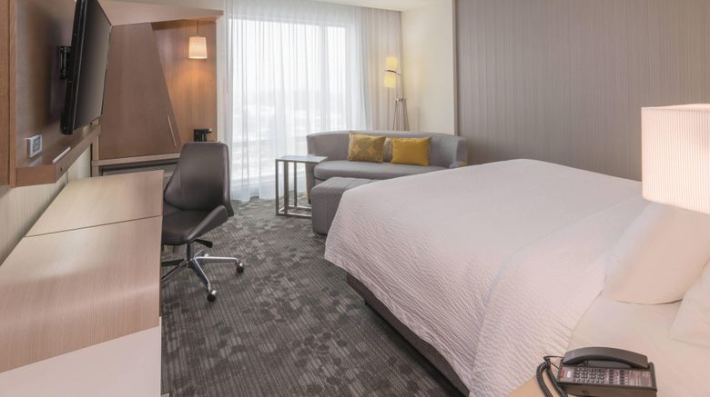 <b>Courtyard by Marriott Burlington Room</b>. Images powered by <a href="https://www.leonardoworldwide.com/" title="Leonardo Worldwide" target="_blank">Leonardo</a>.