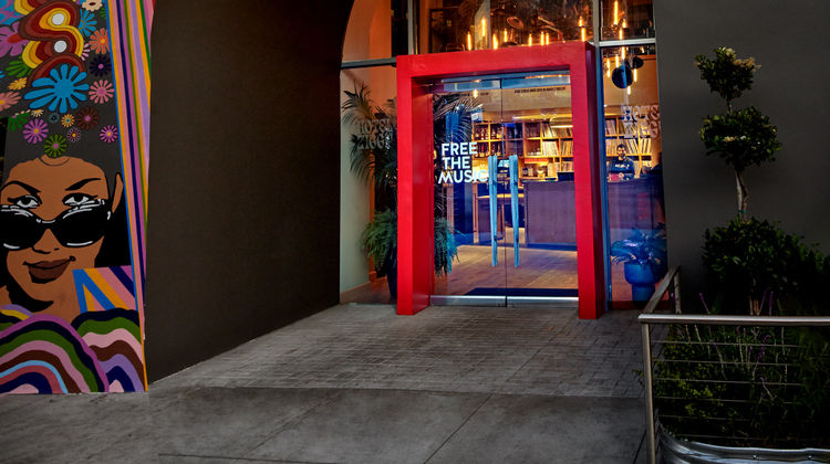 Hotel Ziggy on Sunset Exterior