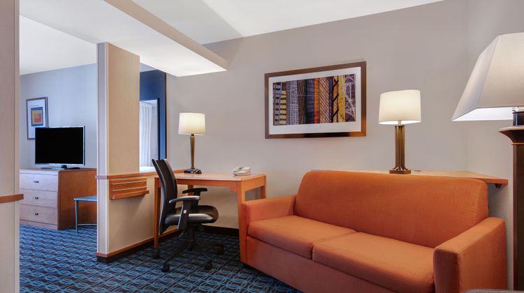 Fairfield Inn-Suites Detroit Metro Arpt Room