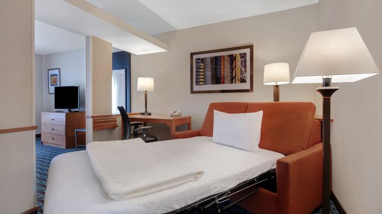 Fairfield Inn-Suites Detroit Metro Arpt Suite
