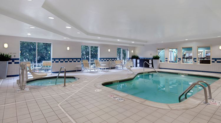 Fairfield Inn-Suites Detroit Metro Arpt Pool