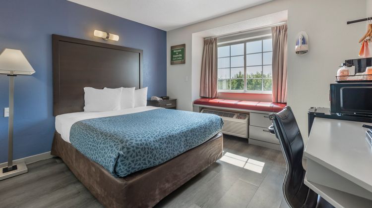 Greenville Pelham Inn Room