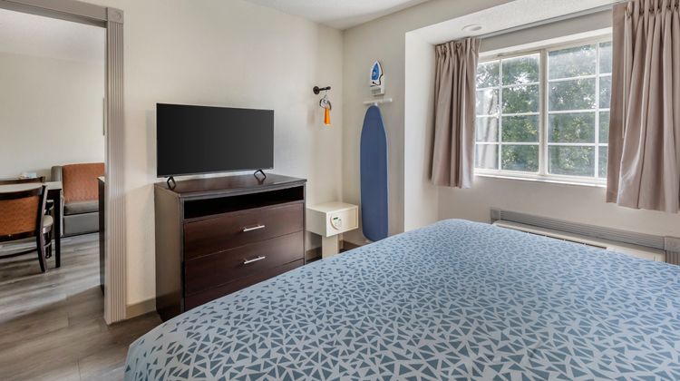 Greenville Pelham Inn Suite