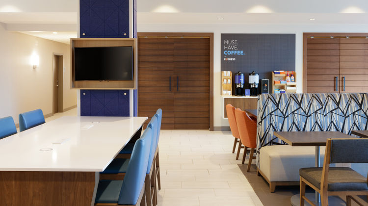 Holiday Inn Exp Suites Univ Area Exterior