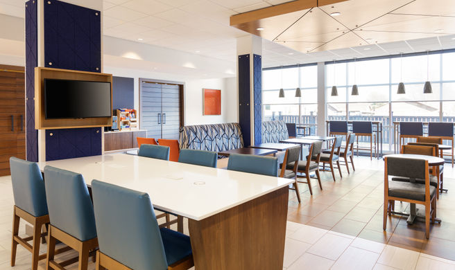 Holiday Inn Exp Suites Univ Area Exterior
