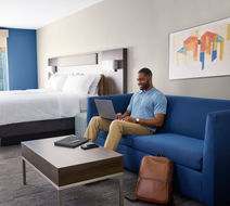 Holiday Inn Exp Suites Univ Area Room