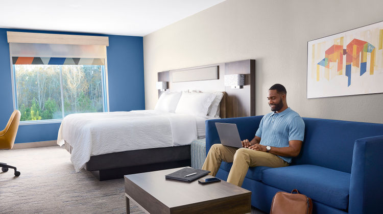 Holiday Inn Exp Suites Univ Area Room
