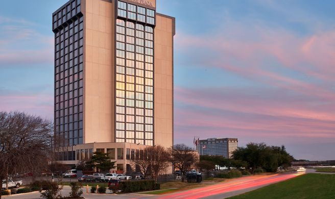 Crowne Plaza Dallas Market Center Exterior