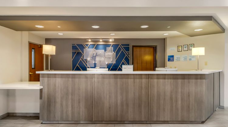 Holiday Inn Express Exterior