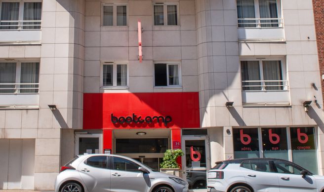 Hotel BootCamp Exterior